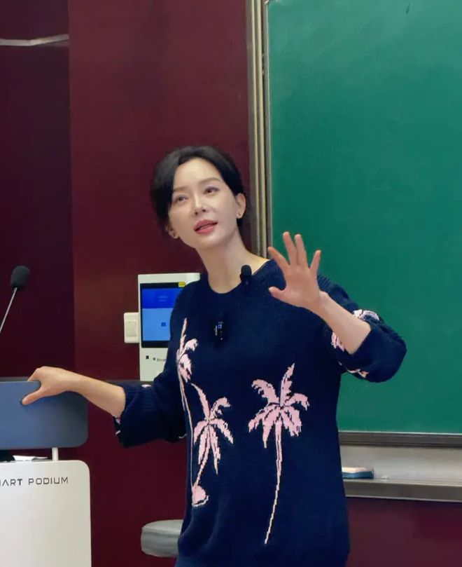 苹果肌凸起还卡粉两任丈夫都出轨！AG旗舰厅47岁陈数中戏上课生图(图3)