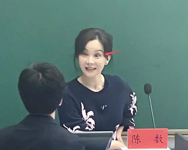 苹果肌凸起还卡粉两任丈夫都出轨！AG旗舰厅47岁陈数中戏上课生图(图2)