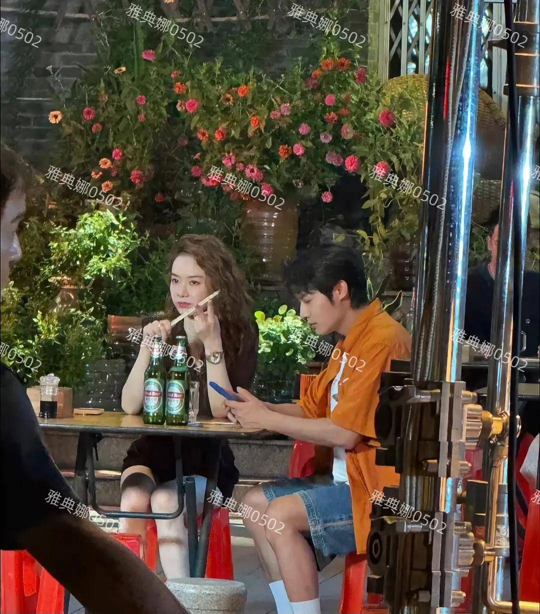 业成拍戏戚薇皮肤很白但脸坑坑洼洼不年轻AG旗舰厅app扬州路边摊偶遇戚薇郑(图2)